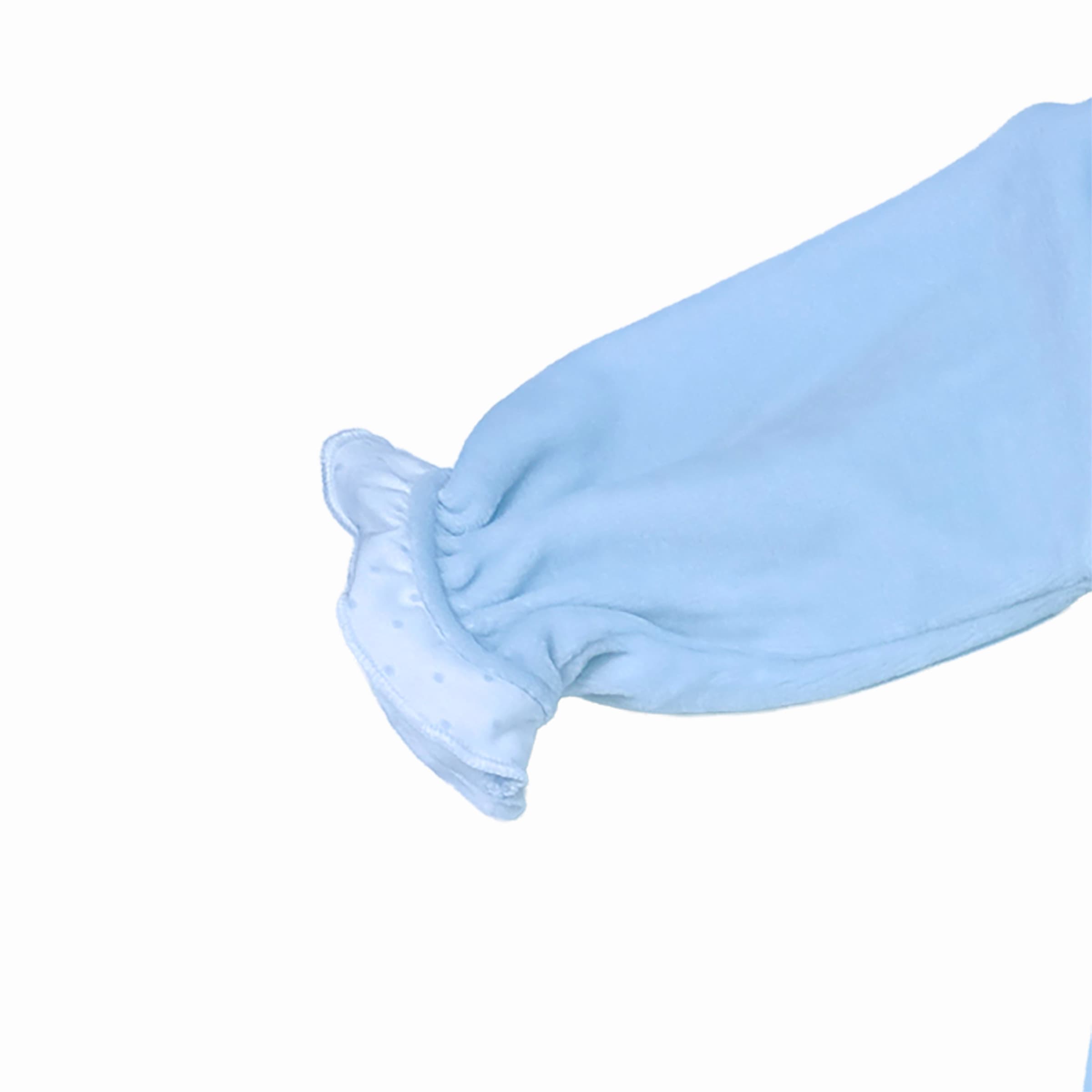 Close-up of sleev trimming on luxury saphir blue velour baby sleepsuit.