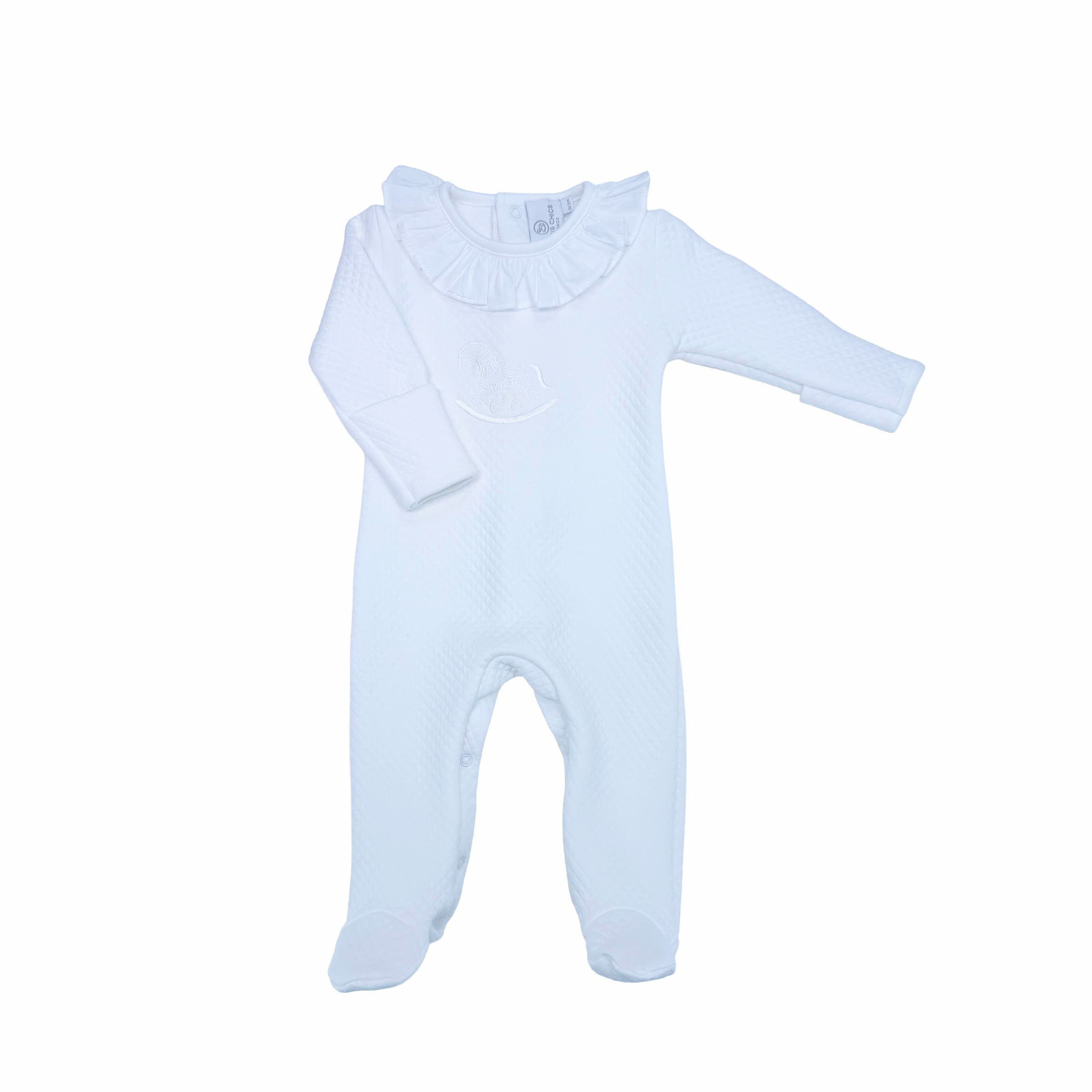 Front view of Chéris Blanc Élégance white quilted baby sleepsuit